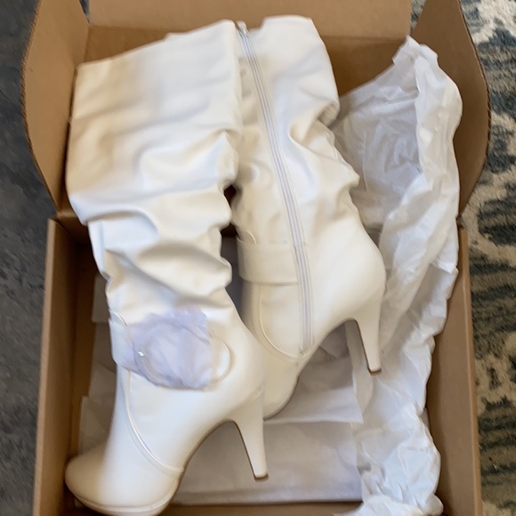 New white 4 inch heel boots - Picture 4 of 9